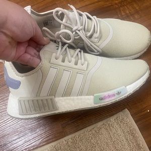 Women’s Adidas NMD-R1 sneaker